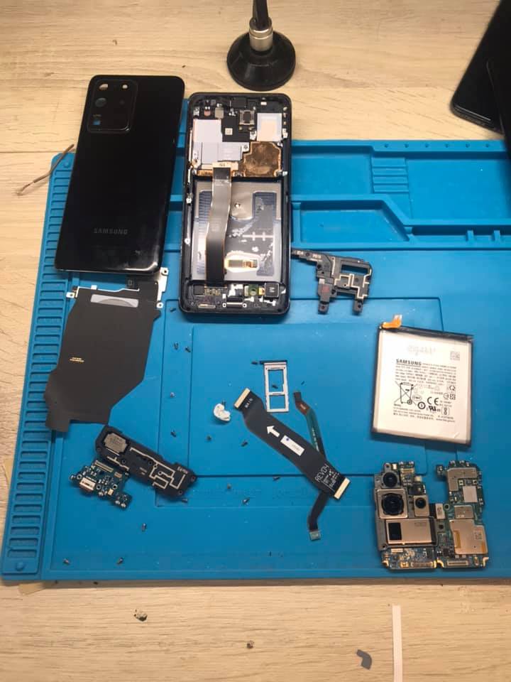 Samsung Galaxy S20 démonté sur banc d'atelier 50 GSM — diagnostic en cours